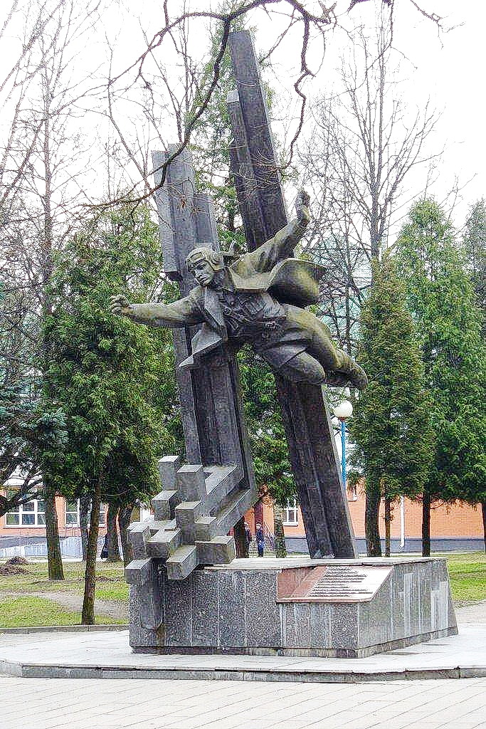Памятник Герою Советского Союза, летчику А. Горовцу