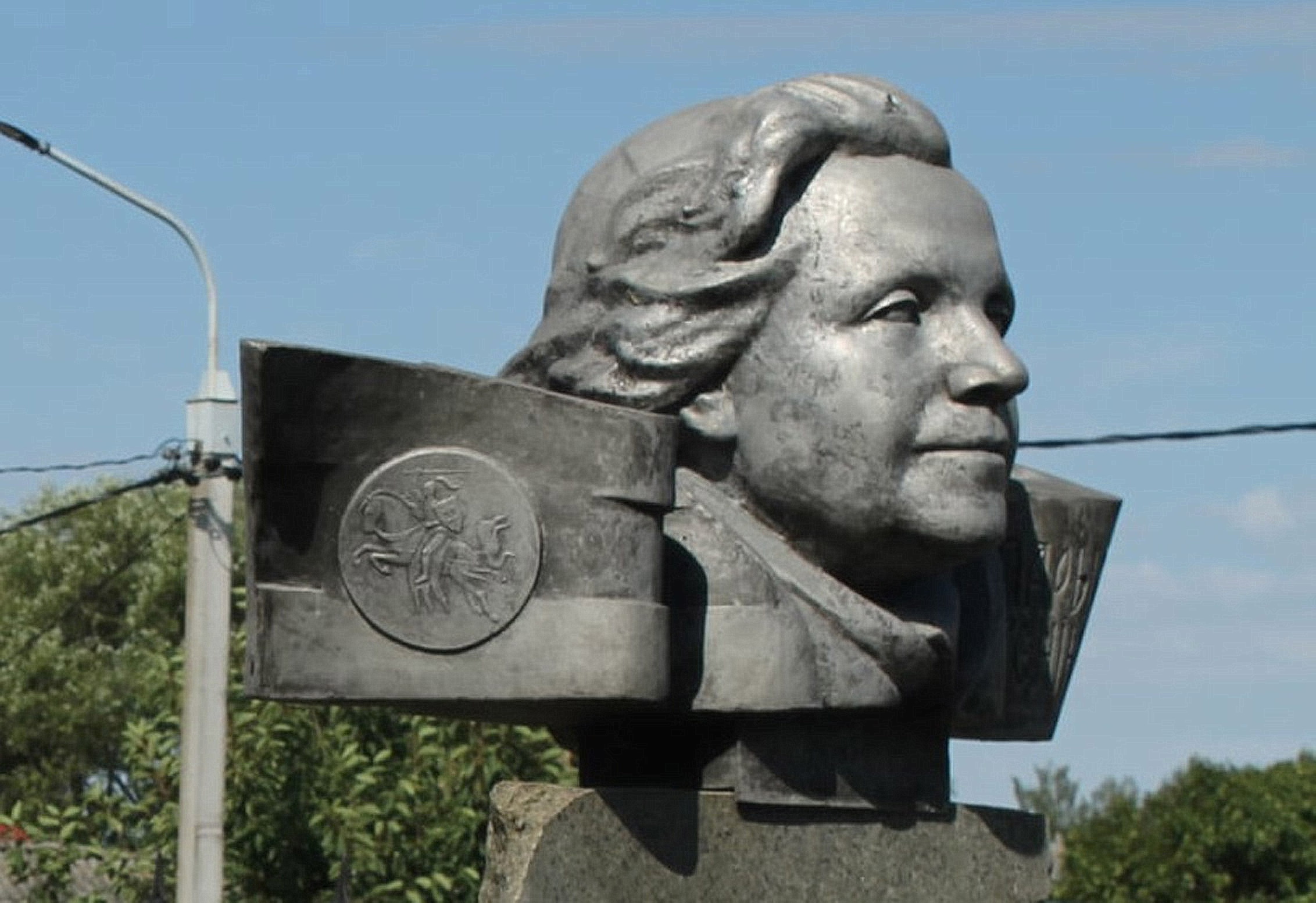 Памятник поэтессе Л.Гениюш.