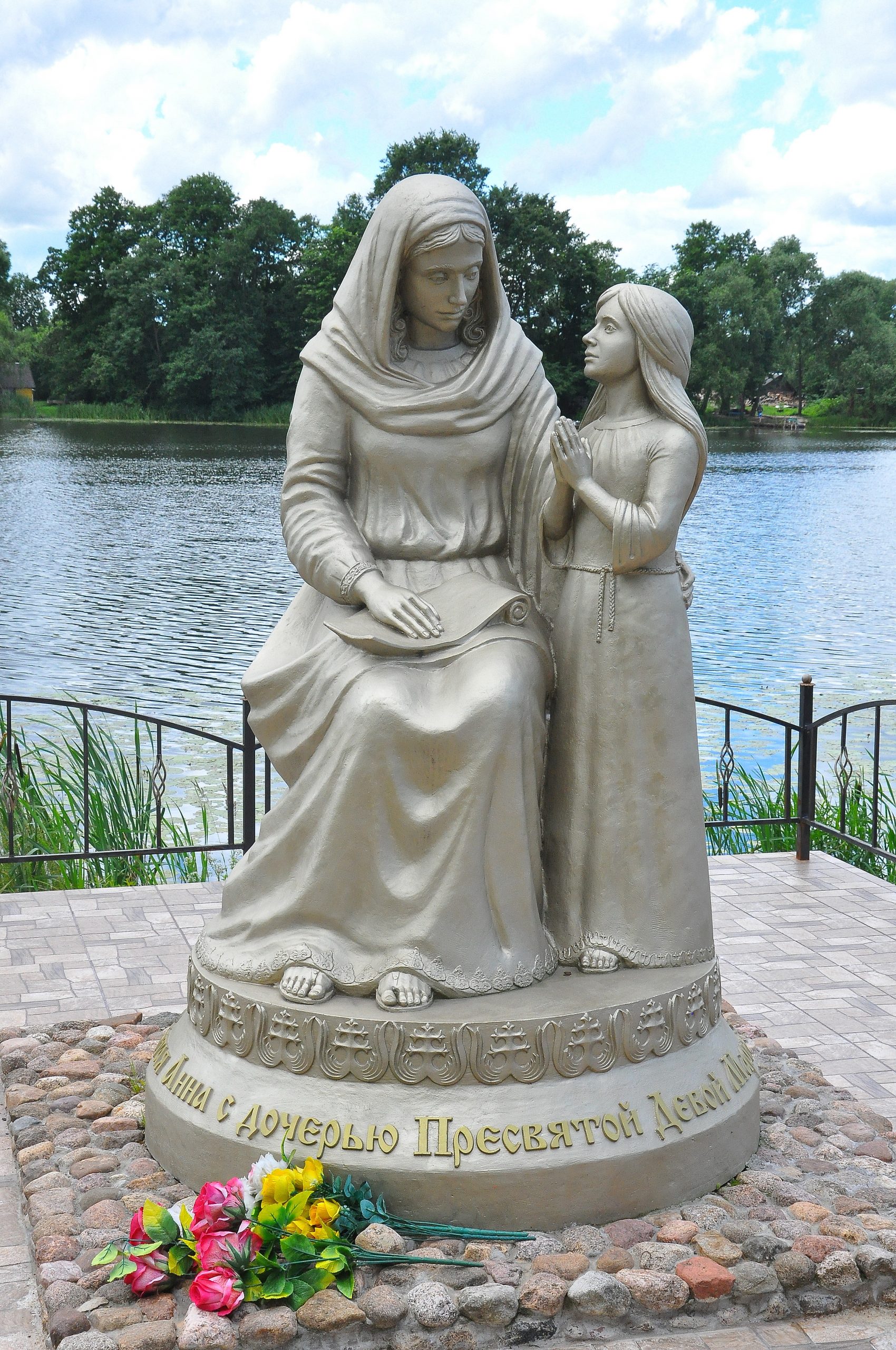 Памятник ''Святая Анна с дочерью Пресвятой Девой Марией''