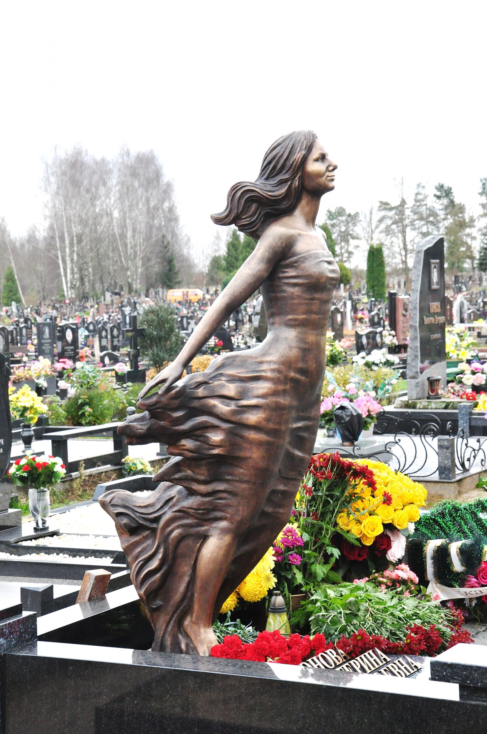 Надгробный памятник погибшей Екатерине Сазоновой