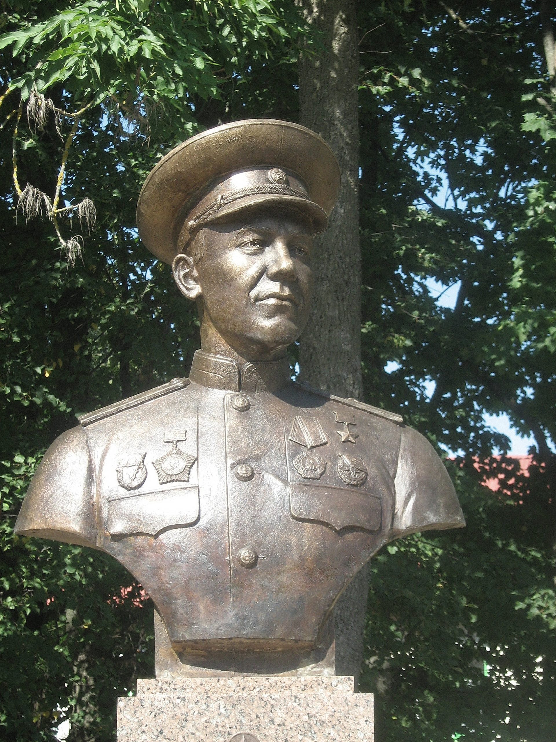 Памятник-бюст Герою Советского Союза Зиньковичу М.И.